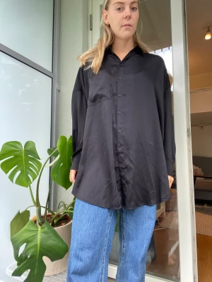 Lång Oversize skorta - Sidenmaterial på en Oversize skorta från Monki i storlek S
