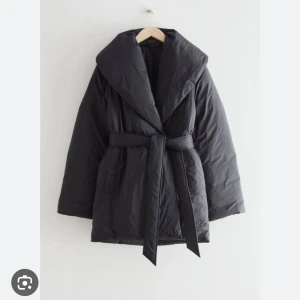 Jacka Other stories - Säljer en fin jacka från Other stories i storlek 36. Perfekt till höst/vinter. Nypris var 1450kr, säljer den för 600kr. Hämtas i Vasastan, Stockholm.