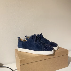 Christian Louboutin Marinblå Eu 42 - Säljer nu dessa Christian Louboutin i marinblå färg och storlek 42. Skorna är i nyskick och tillkommer med extrasnören, box, extranitar, dustbags etc vid köp av skorna. Skorna är en stilren blomfärger som passar till det mesta. Hör av er vid frågor