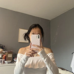 Off shoulder tröja vit - Säljer denna off shoulder tröja från Gina tricot i storlek XS