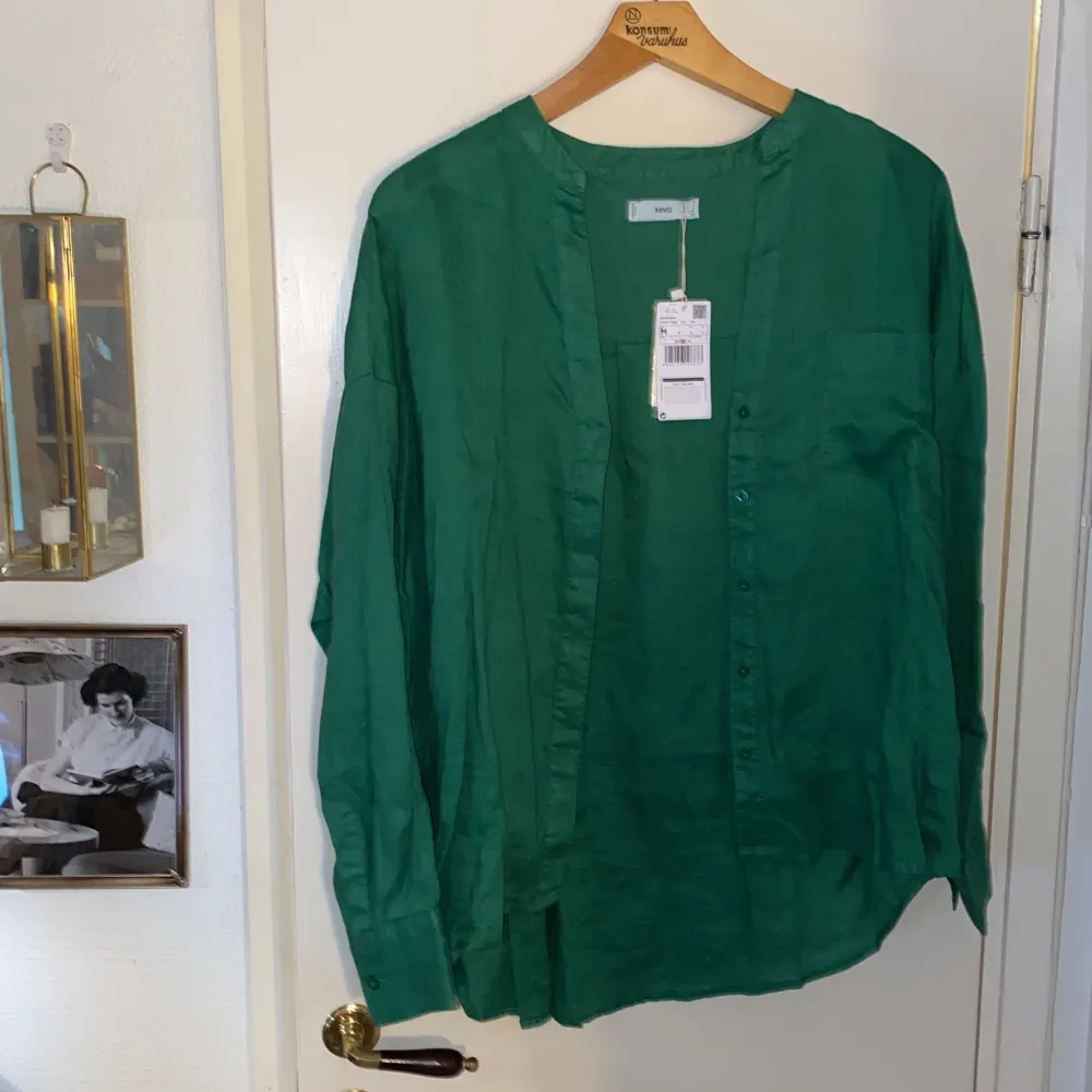 Helt ny grön linneskjorta aldrig använd från Mango. Köpt 2020 och hängt i garderoben sen dess. Säljer en exakt likadan i nyskick som är beige, kolla min profil för annonsen. . Skjortor.