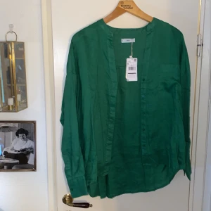 HELT NY LINNESKJORTA  - Helt ny grön linneskjorta aldrig använd från Mango. Köpt 2020 och hängt i garderoben sen dess. Säljer en exakt likadan i nyskick som är beige, kolla min profil för annonsen. 