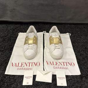 Valentino skor i storlek 40,5 (passar 39-41). Knappt använda nyskick! Nypris 6945 kr, säljs för 2799 kr. Dustbags & Valentino kort medföljer vid köp