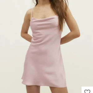Klänning  - Jag säljer denna rosa klänning ifrån Zalando då den inte passade mig. I storlek S. Aldrig använd med prislapp kvar 💕