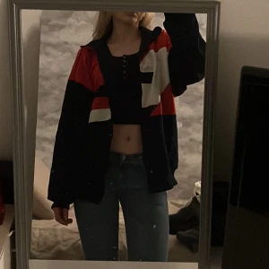 Vintage jacka - Säljer denna snygga jacka som var köpt på beyond retro, passar bra till streetwear för både tjejer och killar, om ni undrar över något är det bara att fråga <3