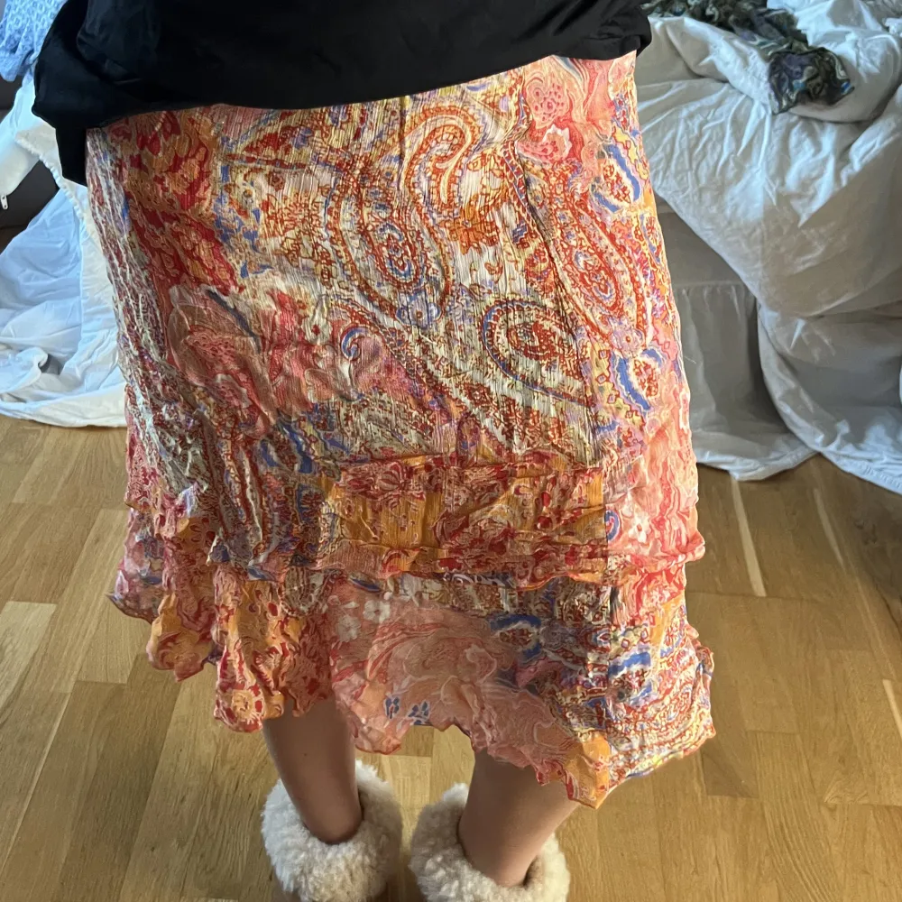En super fin mönstra volang kjol. Säljer då den är för liten för mig . Kjolar.