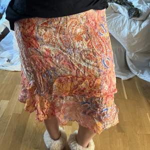 En super fin mönstra volang kjol. Säljer då den är för liten för mig 