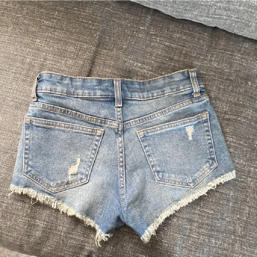 Säljer dessa jeansshorts i stl 32, då de är lite för små för mig ❤️ supersnygga. Shorts.