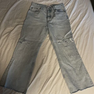 Zara Jeans - Säljer dessa håliga Zara Jeans som är high waisted, köpta för ca 2 år sedan men knappt använda då de är för korta för mig som är 164. De är även lite små i storleken. Kan mötas upp annars står köparen för frakten❤️