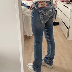 Säljer mina super fina true religion jeans! Jag är 168 och de är lite för långa på mig. Skriv privat för frågor:)