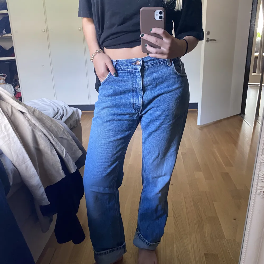 Ganska långa blåa jeans, har vikt upp dem . Jeans & Byxor.
