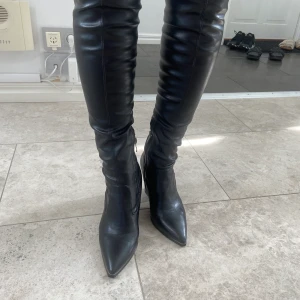 Läderstövlar från Zara - Helt nya läderstövlar från nakd i strl 40. Har kostat 600kr! Säljer för 350 kr  ink frakt 