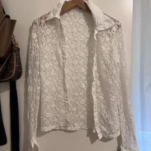 Skjorta - Super söt spetskjorta, säljer då den ej kommer till användning, fint skick❤️‍🔥