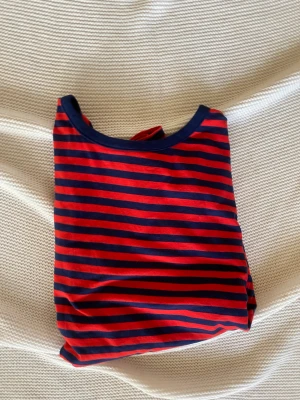 Långärmad tröja - Fin randig tröja från monki. Välanvänd men fortfarande i bra skick. Passar bra till jeans.