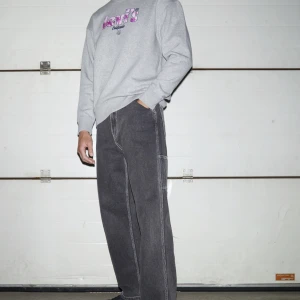 Levis jeans - relaxed fit - Modell från bilderna (zalando): Modellen är 189 cm lång och har på sig storlek 32x32 Passform: Relaxed Fit Snitt: Rak Längd: Lång Beninnerlängd: 76 cm i storlek 32x32 Benytterlängd: 108 cm i storlek 32x32  Den här byxan är w32 l34