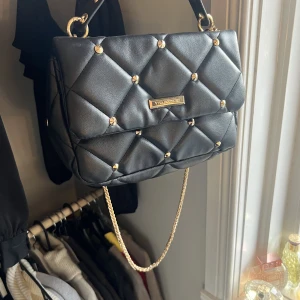 Valentino inspirerad väska - Jätte fin men använder aldrig 