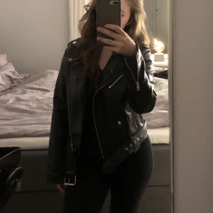 Svart skinnjacka zara - Svart skinnjacka från zara. Storlek xs passar mig som har xs/s. Jättebra kvalite och skick. 💗💗
