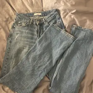 mid waisted jeans med ett hål på vänsterbenet💕säljer för har ej användning av dem löngre 
