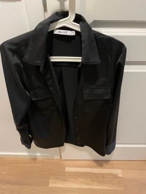 Svart glansig skjorta - Använd två gånger. Storlek xs. Oversized.