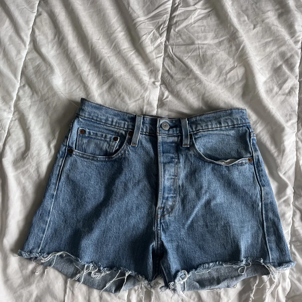 Nästan helt oanvända jeans shorts från Levi's! Säljer då de inte passar mig😊 Frakt kan diskuteras :). Shorts.