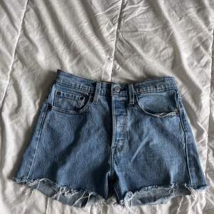Nästan helt oanvända jeans shorts från Levi's! Säljer då de inte passar mig😊 Frakt kan diskuteras :)