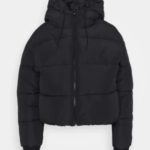 Monki pufferjacket - Dunjacka från monki i storlek S. Säljer pga att den inte kommer till användning och inte min stil längre. Bra skick. Köpt för 500 och säljer för 200 + frakt.