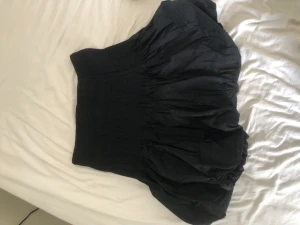 Svart volang kjol - Ursprungligen från hm, bra skick. Fin med en tjock tröja över. Storlek M. Pris 50 kr + frakt eller mötas upp i Stockholms området 