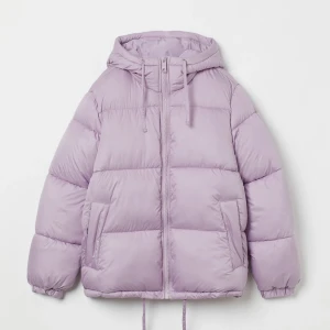 Hm pufferjacket - Säljer denna fina vinterjacka från hm. I storlek S och har en oversized passform. Säljer pga att det inte är min stil längre. Bra skick.💜