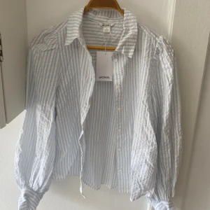 Bäckebölja blus - Blus från Monki i bäckebölja. Oanvänd med lapp kvar. 