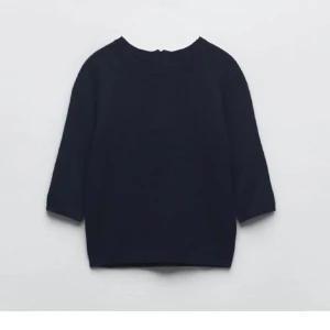 Stickad tröja - Marinblå stickad tröja från zara som är helt slutsåld. Helt ny med lappen kvar🤩