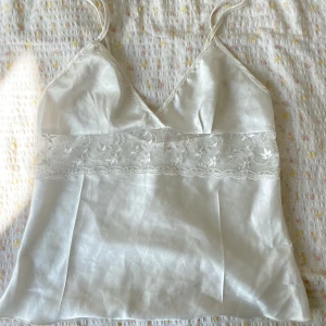 Topp - Supersöt topp! i bra skick förutom lite lös tråd!🩷 Skriv om ni har frågor🩷