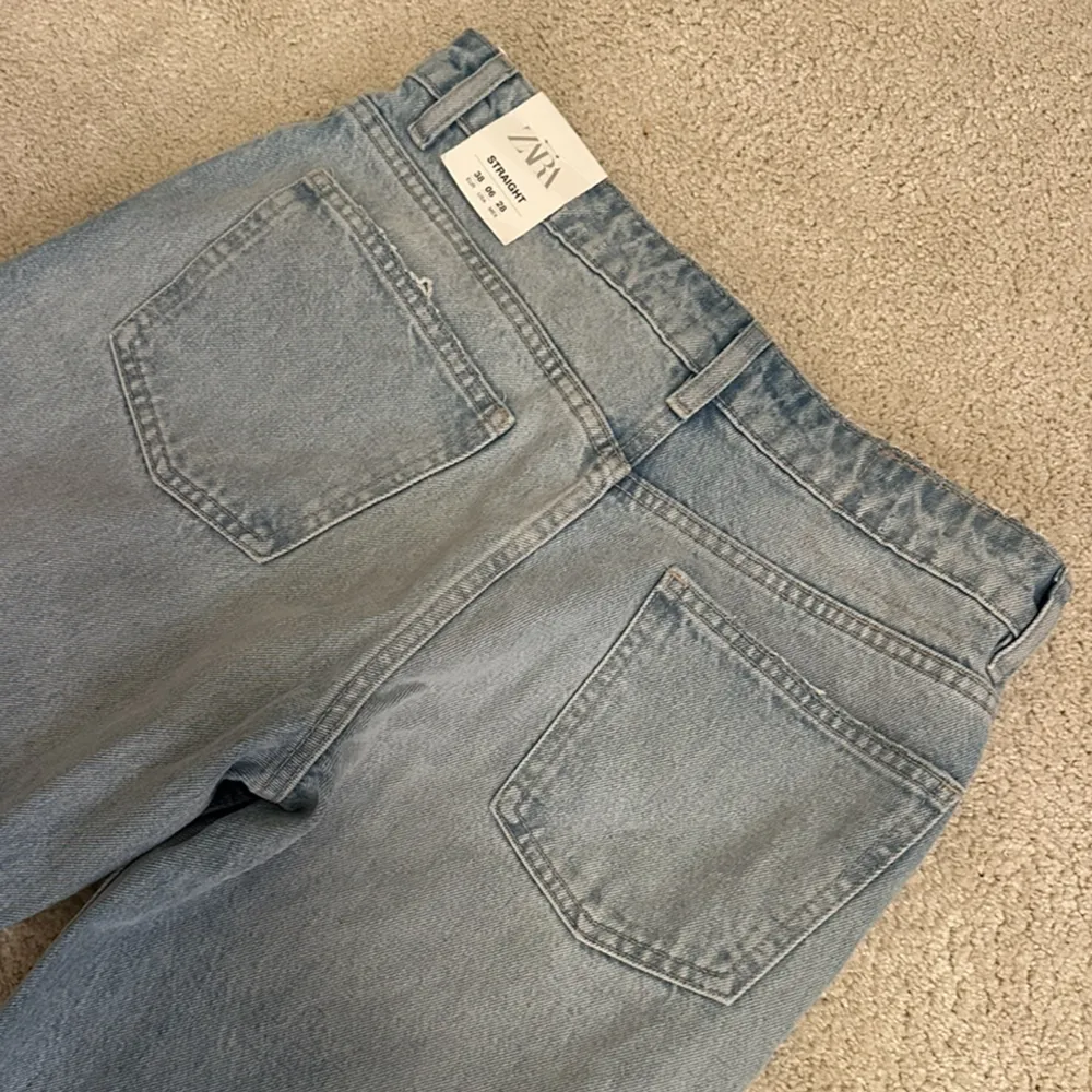 Säljer dessa midwaist jeans från zara, helt oanvända och i nyskick, Nypris 359 kr 😊. Jeans & Byxor.