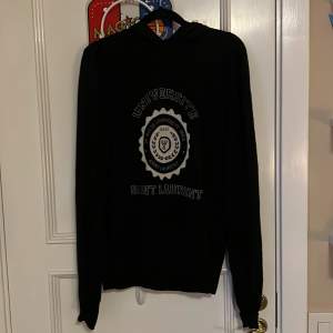 Hej jag säljer min gamla saint Laurent hoodie. 100% äkta. Pris 5500 online, skick  10/10 använd 2 gånger. 