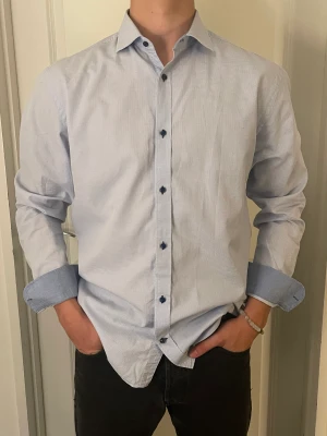 Snygg märkesskjorta.  - En perfekt märkesskjorta för alla tillfällen både små som stora.  100% bomull Nypris 699kr