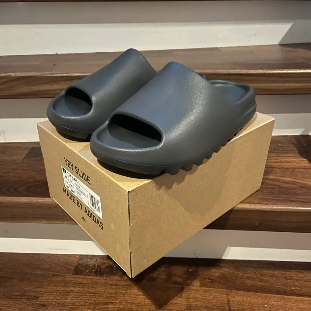 Säljer yeezy slides i 44,5 har online kvitto. TÄNK PÅ ATT DU SKA KÖPA EN STORLEK STÖRRE📌. Skor.