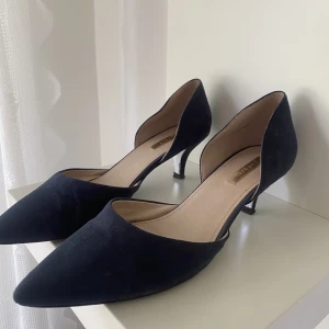 Kittenheels mörkblå - Snygga kittenheels i mörkblåfärg. Säljer då de är för stora för mig💕