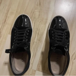 Lanvin skor  - Säljer nu mina sjuka lanvins för ett riktigt bra pris, har växt ur dom och har därmed ingen användning utav dom. De är i ett extremt bra skick (8,5/10). Box medföljer. De är storlek 40 men sitter mer som 41-42. Hör gärna av dig vid intresse. 😇 Mvh Jesse