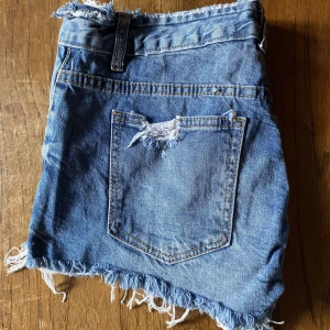 Jeansshorts - Jeansshorts med slitningar💙