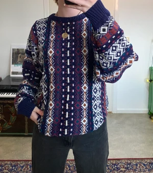 Tröja - Tröja med lite slitage men i ganska bra skick. Allt går att fixa. 