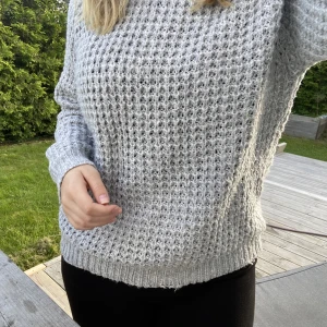 Stickad tröja  - Säljer denna stickade tröja då den inte kommer till användning längre. Sticks/kliar inte. Bekväm att ha på sig. Köpt på lager 157.