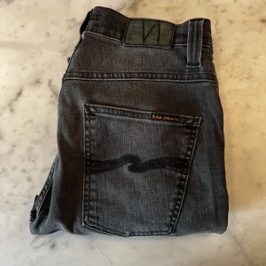 Nudie jeans ”Grim Tim” - Tjena, säljer nu mina schyssta och super populära jeans från nudie. Modellen heter Grim Tim. Skick 7,5/10. Nypris 1600kr. Hör av dig vid funderingar ☺️