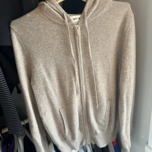 Soft goat zip - Jättefin men passar ej mig längre( har en skada på armen därav priset, går att vika upp den dela så det ej syns eller laga)