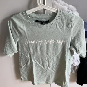 Ljusgrön t-shirt  - En jätte fin ljusgrön lite tjockare och längre t-shirt med sommar tryck