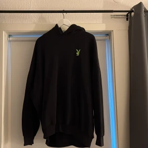 Playboy hoodie  - Mysig stor hoodie. Lite nopprig men i väldigt fint skick. Använd några gånger. Vet inte vilken storlek det är då det ej står men skulle gissa på XL-XXL kan gå ner i pris vid snabb affär:) 