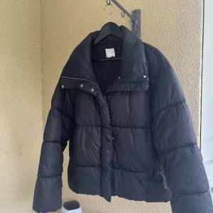 Dunjacka - Snygg bomber dunjacka från H&M! Skön och varm 🖤