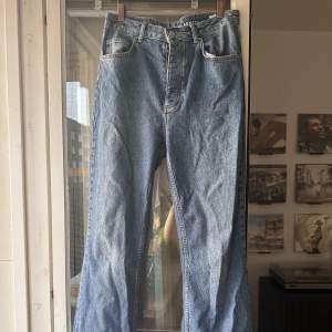 Helt nya jeans från Bikbok i modellen Bootflare. Utsvängda högmidjade i en mellanblå tvätt  Storlek 32/32 (bomull med lite stretch) 