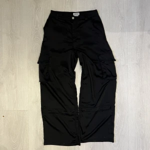 Weekday Cargo Pants - Färg: Svart Storlek: 36