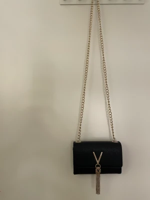 Valentino bag - Valentino bag, köpt på Boozt för 849kr. I fint skick. Mörkblå. Säljs för 400kr