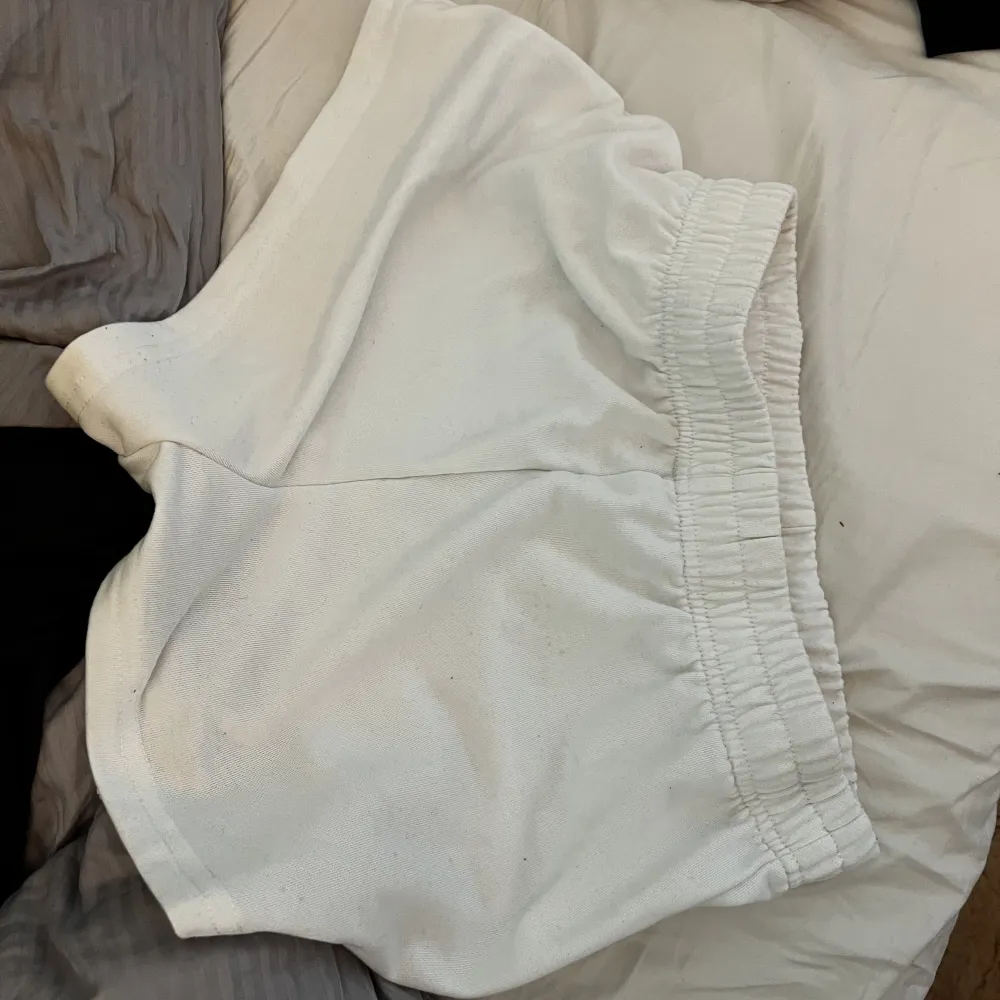 Sjukt snygga vita shorts som är i mycketbra stick och är otroligt sköna!. Shorts.