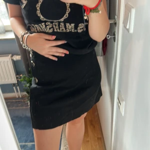 söt svart rak kjol - Svart tajt rak kjol med två guldknappar på sidan och med liten slits. Den är från massimo dutti så bra och tjock kvalite!